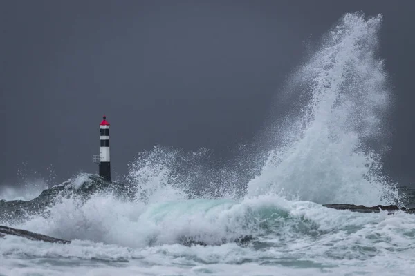 ノルウェー 大西洋のクラカ灯台と大きな波の眺め — ストック写真