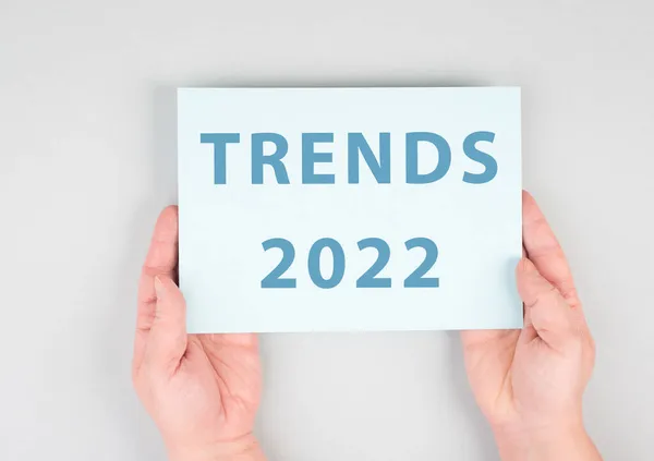 Trends 2022 Steht Auf Einem Papier Die Hände Halten Das — Stockfoto
