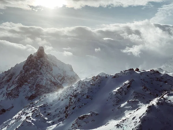 在乌云密布的天空下 美丽的景色映衬着覆盖着积雪的法国阿尔卑斯山 — 图库照片