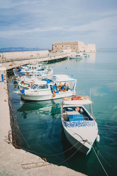 Vertikal Bild Turistiska Båtar Flyter Blå Sjö Heraklion Grekland — Stockfoto