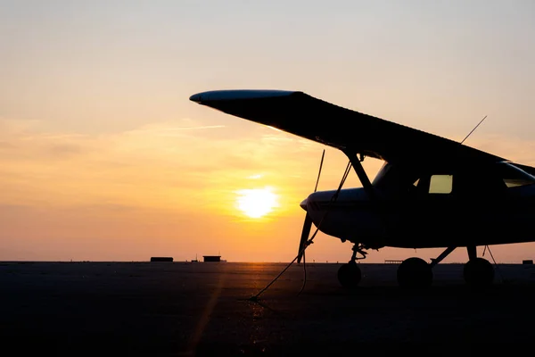日落时飞机的轮廓 — 图库照片