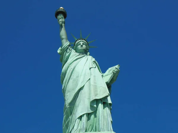 美国纽约 2017年4月2日 自由女神像在蓝天背景下的观点 — 图库照片