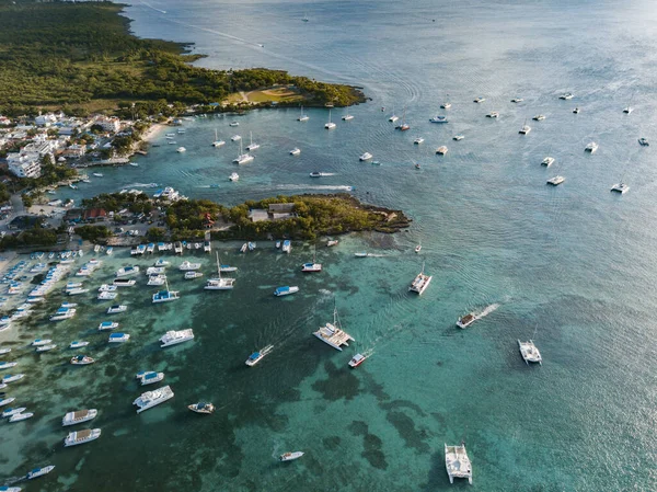 多米尼加共和国被大海和绿地环绕的Bayahibe海滩景观 — 图库照片