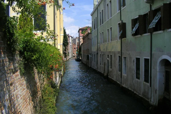 美しい家とそれらの間を流れる川の景色 ヴェネツィア イタリア — ストック写真