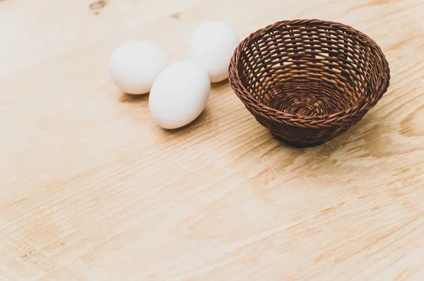 Huevos Blancos Orgánicos Recipiente Sobre Una Superficie Mesa Madera Natural — Foto de Stock