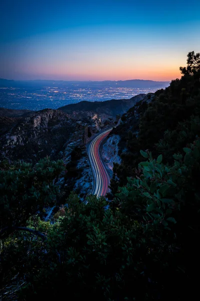 在亚利桑那州的莱蒙山上 那些长期暴露在道路上的汽车在夜晚驾驶着 — 图库照片