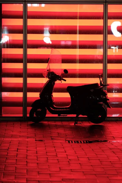 Sebuah Sepeda Motor Diparkir Jalan Dengan Latar Belakang Diterangi — Stok Foto
