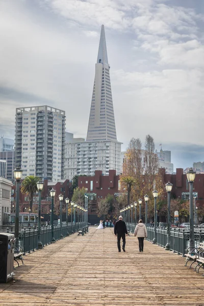 Eine Vertikale Aufnahme Von Pier Umgeben Von Gebäuden San Francisco — Stockfoto