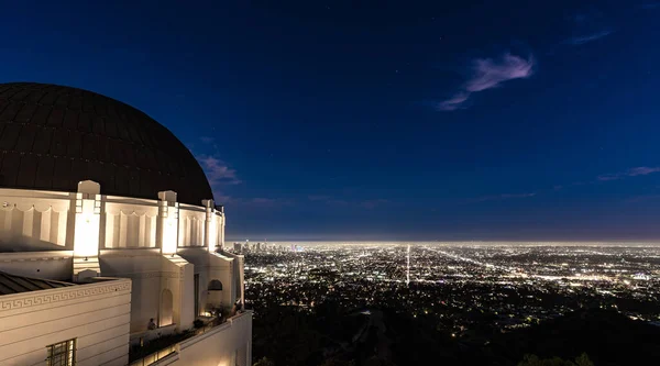 位于加州洛杉矶的格里菲斯公园天文台俯瞰街道 — 图库照片