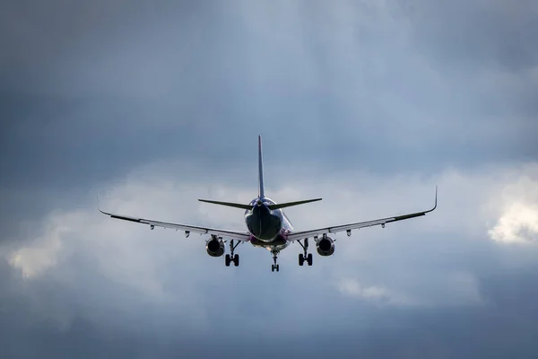 하늘에 비행기의 뒷모습 — 스톡 사진