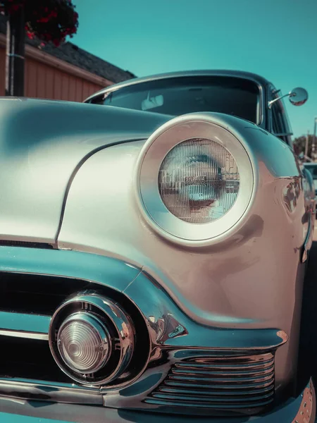 Pionowe Niskie Ujęcie Srebrnego Samochodu Vintage Ulicy — Zdjęcie stockowe
