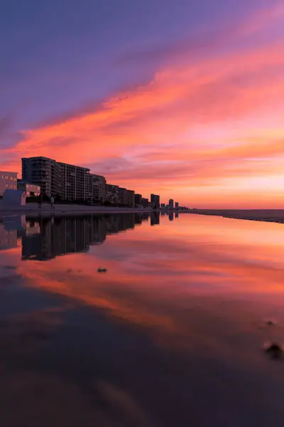 Vertikální Záběr Moře Budovy Během Krásného Západu Slunce — Stock fotografie