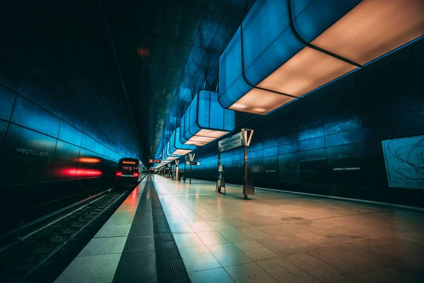 Φωτισμένος Σταθμός Μετρό Στο Αμβούργο Της Γερμανίας — Φωτογραφία Αρχείου