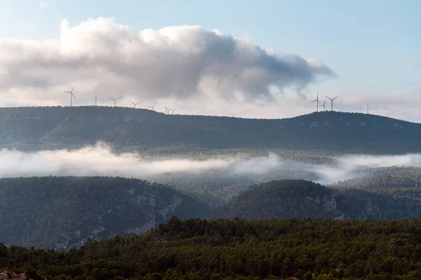 Krajina Při Východu Slunce Siluetami Větrných Mlýnů Vyrábějících Obnovitelnou Elektřinu — Stock fotografie