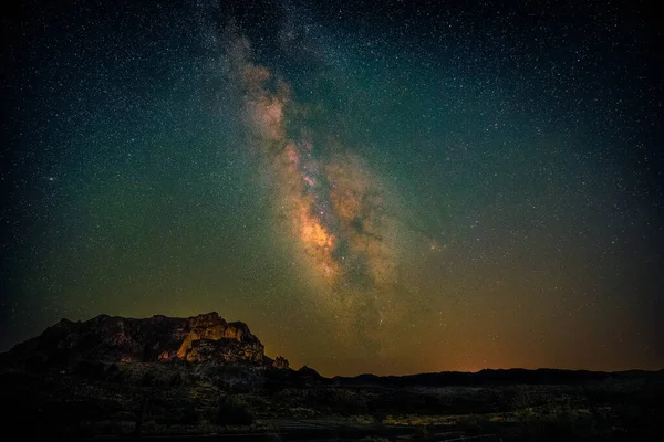 アリゾナの夜の少年トンプソン アルボレウム上空の星空の天の川 — ストック写真