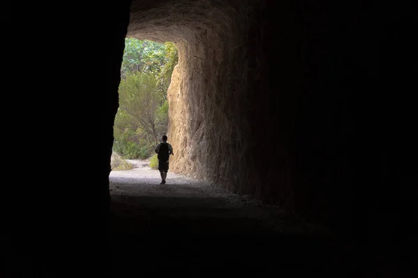 Túnel Iluminado Vacío Con Suelos Tierra Grava —  Fotos de Stock