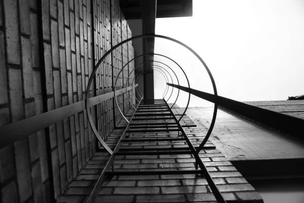 Низькокутний Сірий Знімок Металевої Драбини Кам Яній Будівлі — стокове фото