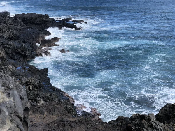 Kayalık Bir Kıyıya Yakın Yüksek Açılı Mavi Dalgaların Görüntüsü — Stok fotoğraf