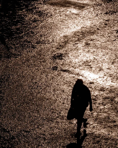 Pionowe Ujęcie Człowieka Chodzącego Deszczowej Ulicy — Zdjęcie stockowe