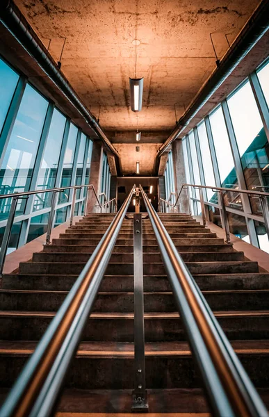 Plano Ángulo Bajo Unas Escaleras Edificio — Foto de Stock