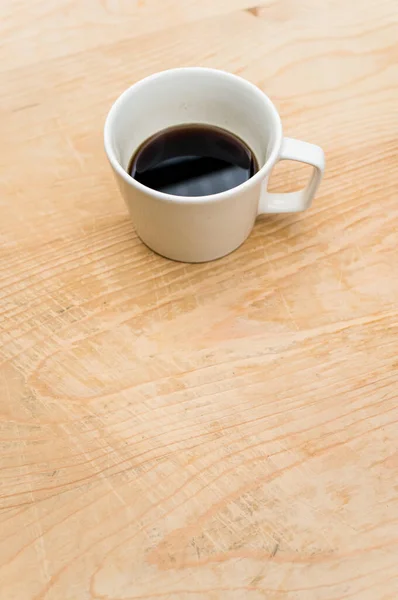 Café Negro Una Taza Blanca Sobre Fondo Madera Áspera Con —  Fotos de Stock