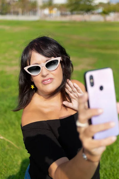 Mujer Con Gafas Sol Haciendo Selfie Teléfono Inteligente Luz Del — Foto de Stock