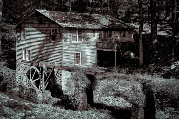 アラバマ州北部の木に囲まれた古い建物 — ストック写真