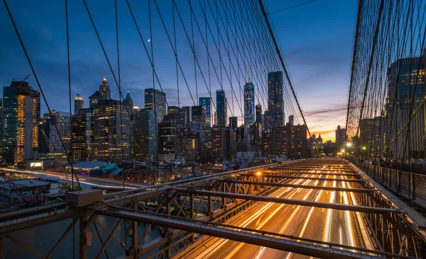 Uma Bela Vista Tráfego Noturno Ponte Brooklyn Com Paisagem Urbana — Fotografia de Stock