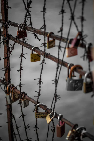 Verona Itália Jun 2019 Tiro Vertical Cadeados Trancados Portão Metal — Fotografia de Stock