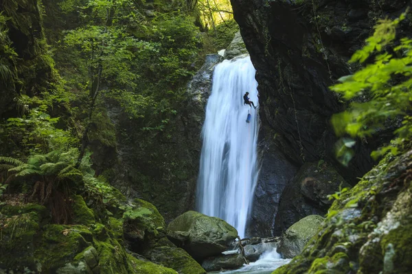 Osoba Wspinająca Się Wodospadzie Lesie — Zdjęcie stockowe