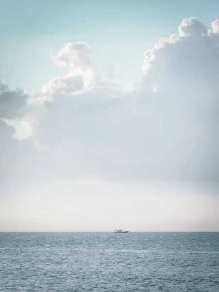 Tiro Vertical Mar Calmo Com Barco Horizonte — Fotografia de Stock