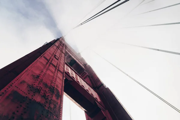 Niski Kąt Ujęcia Mostu Golden Gate San Francisco Kalifornia Mglisty — Zdjęcie stockowe