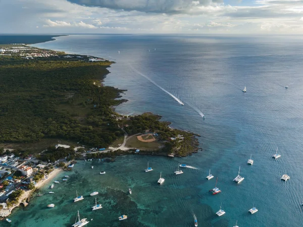 Krajobraz Plaży Bayahibe Otoczony Morzem Zielenią Republice Dominikańskiej — Zdjęcie stockowe