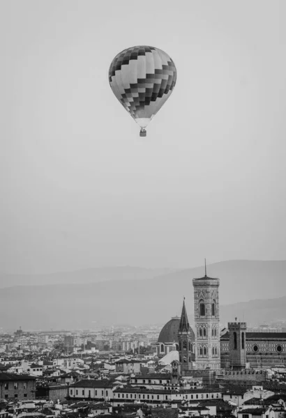 Μια Κάθετη Φωτογραφία Ενός Αερόστατου Που Αιωρείται Πάνω Από Φλωρεντία — Φωτογραφία Αρχείου