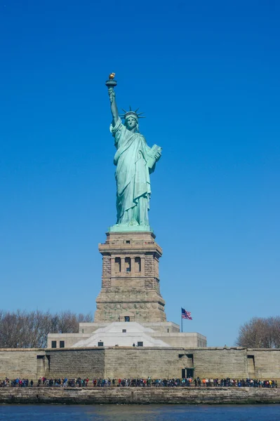 Nueva York Estados Unidos Abr 2017 Disparo Vertical Estatua Libertad — Foto de Stock