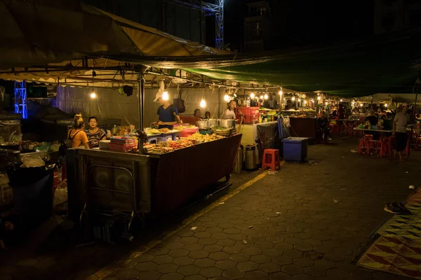 プノンペン カンボジア 8月08 2017 屋台やベンダーは プノンペン カンボジア Seアジアの都市のナイトマーケットでストリートフードを販売しています 黄色のライトで点灯ベンダー食品を提供します — ストック写真
