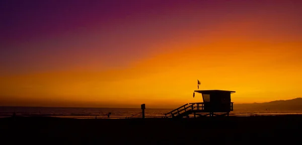 Egy Vízimentő Torony Sziluettje Tengerparton Egy Lélegzetelállító Naplementében Velencében Kaliforniában — Stock Fotó