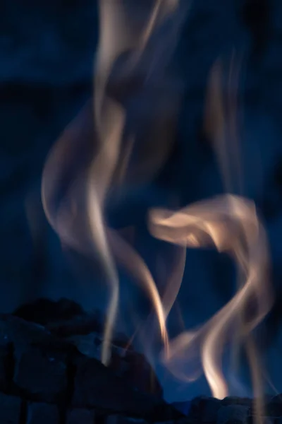 炎と煙の背景の垂直ショット — ストック写真