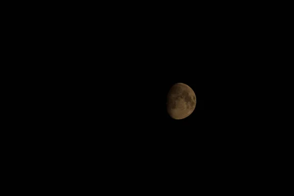 黑色天空中灰蒙蒙的半月形的美丽景色 — 图库照片