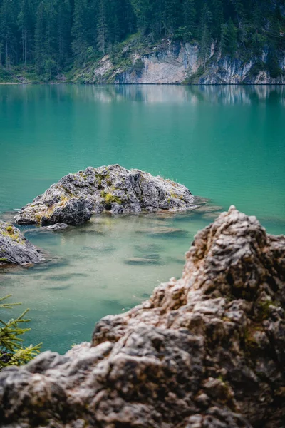 Close Vertical Formações Rochosas Lago Azul Verde Itália — Fotografia de Stock