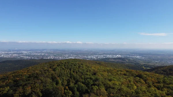 Безпілотний Постріл Відні Зеленими Пагорбами Передньому Плані — стокове фото
