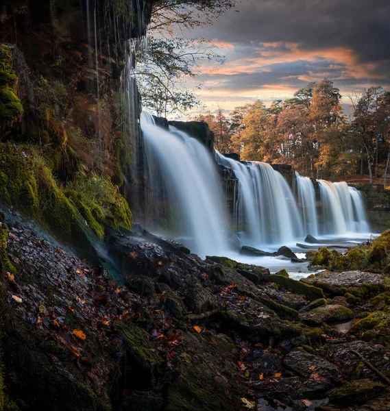 Ein Schöner Wasserfall Einem Park Den Herbstfarben Estlands — Stockfoto