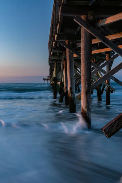 Ein Hölzerner Pier Über Dem Ozeanwasser Vor Einem Klaren Blauen — Stockfoto