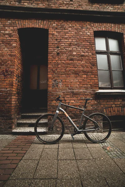 Vertical Shot Bicycle Brick Building — Stockfoto