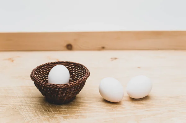 Huevos Blancos Orgánicos Recipiente Sobre Una Superficie Mesa Madera Natural — Foto de Stock