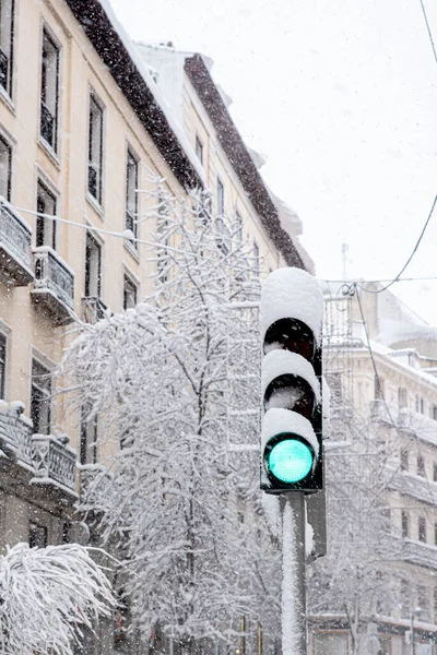 Verkeerstekens Van Een Groen Verkeerslicht Bedekt Met Sneeuw Een Besneeuwde — Stockfoto