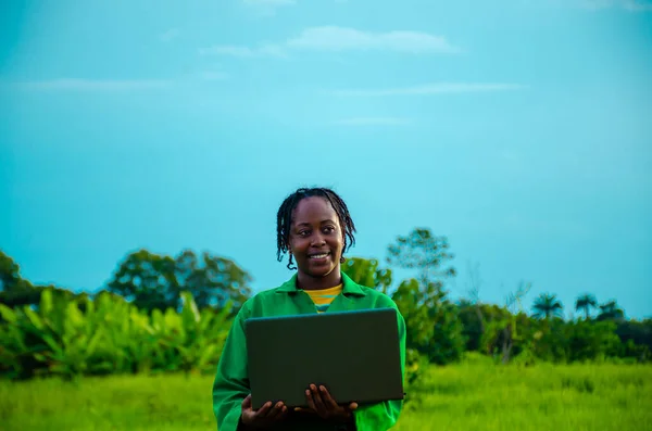 Jovem Africana Com Laptop Trabalhando Campo — Fotografia de Stock