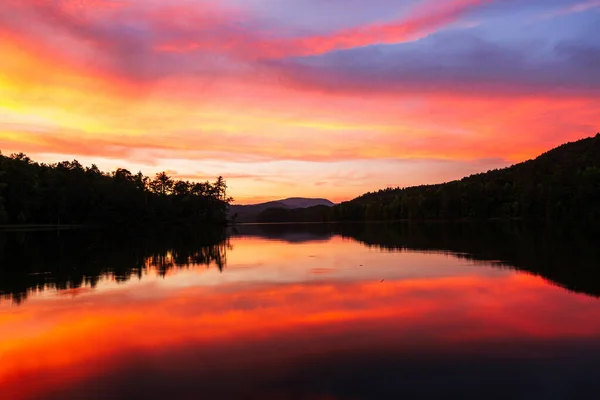 Die Schöne Aussicht Auf Einen Wunderschönen Sonnenuntergang Und Einen See — Stockfoto