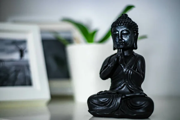 Eine Selektive Aufnahme Eines Schwarzen Buddhas Lotuspose — Stockfoto