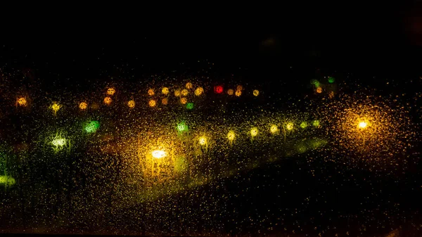 Αφηρημένη Σκοτεινή Θέα Μέσα Από Ένα Βροχερό Παράθυρο Φώτα Εκτός — Φωτογραφία Αρχείου